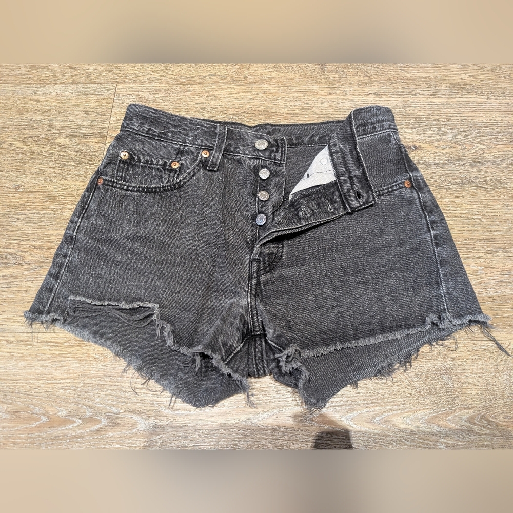 Woman's Black Levi 501 Jean Shorts Size 26.